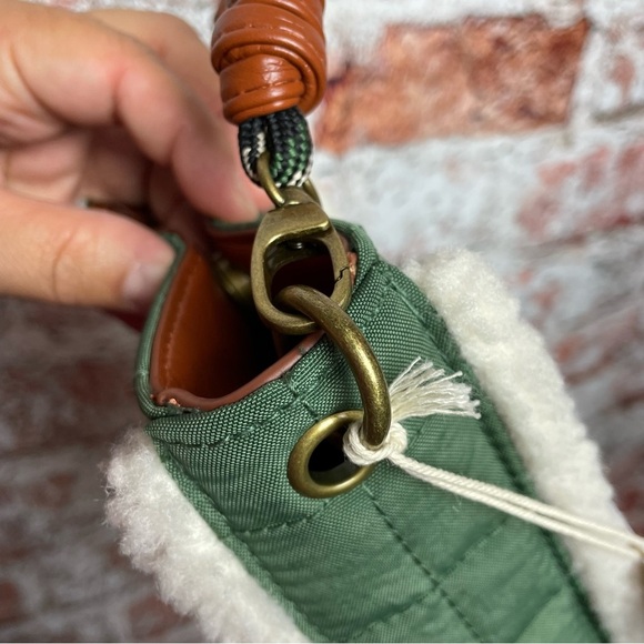 Universal Threads Winter Quilted Sherpa Crossbody - Picture 6 of 7